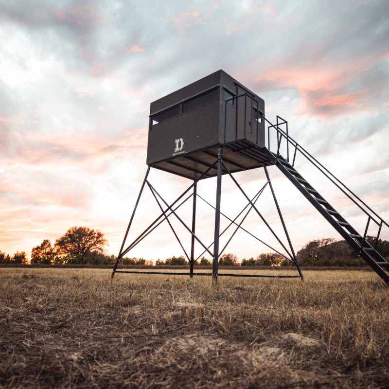Dillon Manufacturing 6' x 8' Fiberglass Deer Blind in Green on tower in field